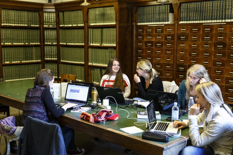 Studerende på bibliotek 