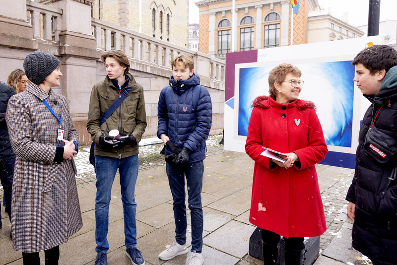 Nordiska rådets direktör Kristina Háfoss i samtal med Skoleleverna Linus Aschehaug, Linus Vonheimoch Noriska rådets medlem Katrine Kleveland i samtal med skoleleven Nikita Grozov på Eidsvolls plass i Olso.