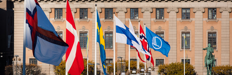 Nordiske flag foran Riksdagen i Stockholm