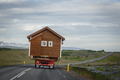 Træhus i landskab på Island